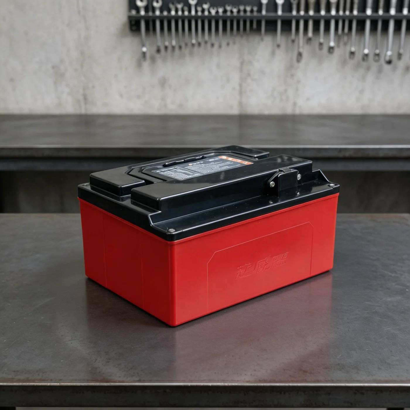 Detalhe de uma bateria para veículo elétrico em ambiente de estúdio
