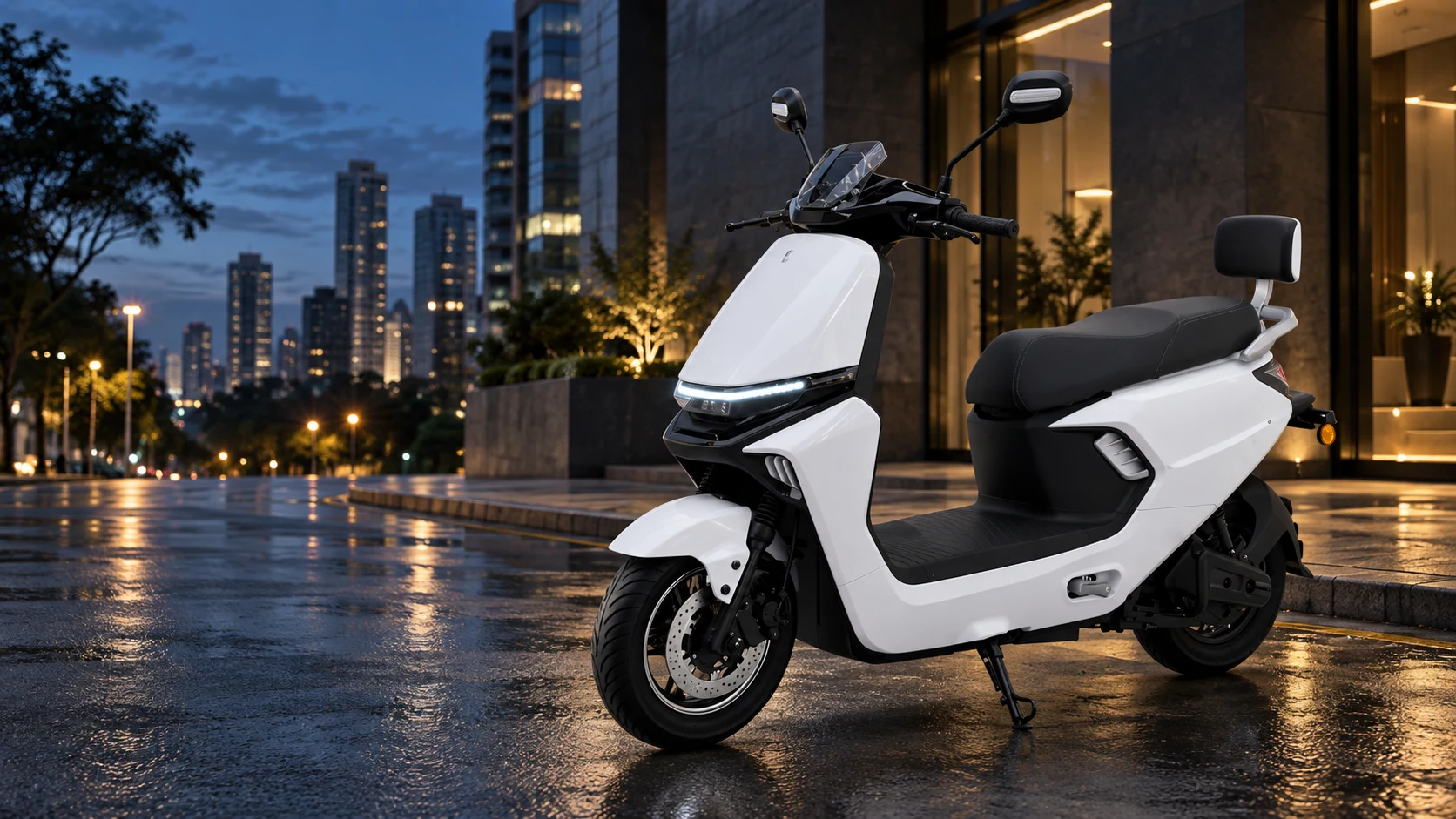 Moto elétrica M9 branca em uma rua urbana ao anoitecer, com a carroceria e as duas rodas inteiras no enquadramento