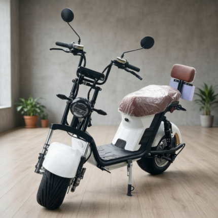 Scooter elétrico branco e preto com assento marrom em ambiente interno.
